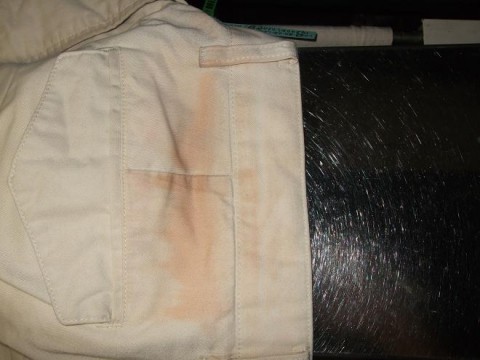白ズボン　ベルトの革から色移りサムネイル